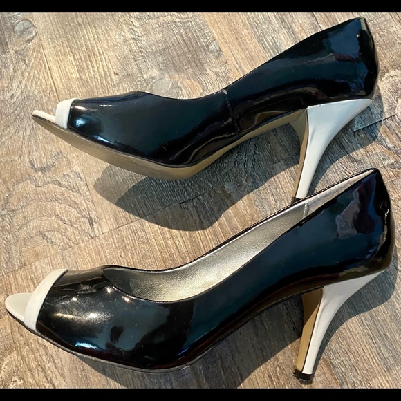 Black and white peep toe pump - Picture 3 of 4